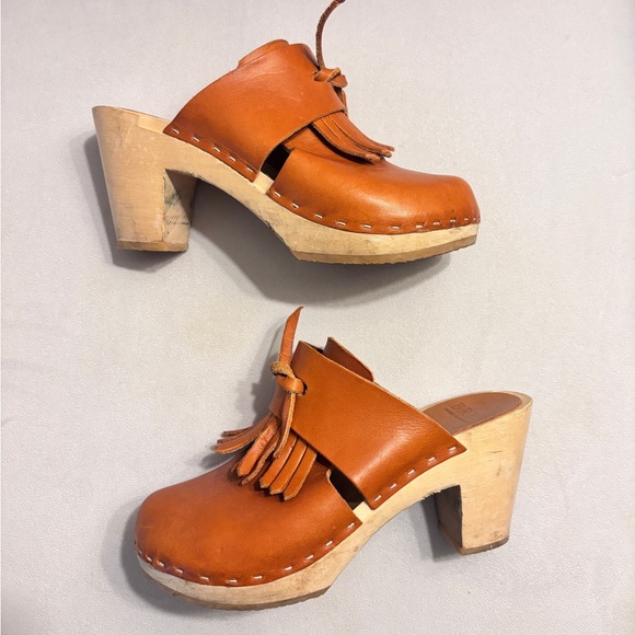 Bryr Shoes - Bryr Fringe Clogs in Whiskey